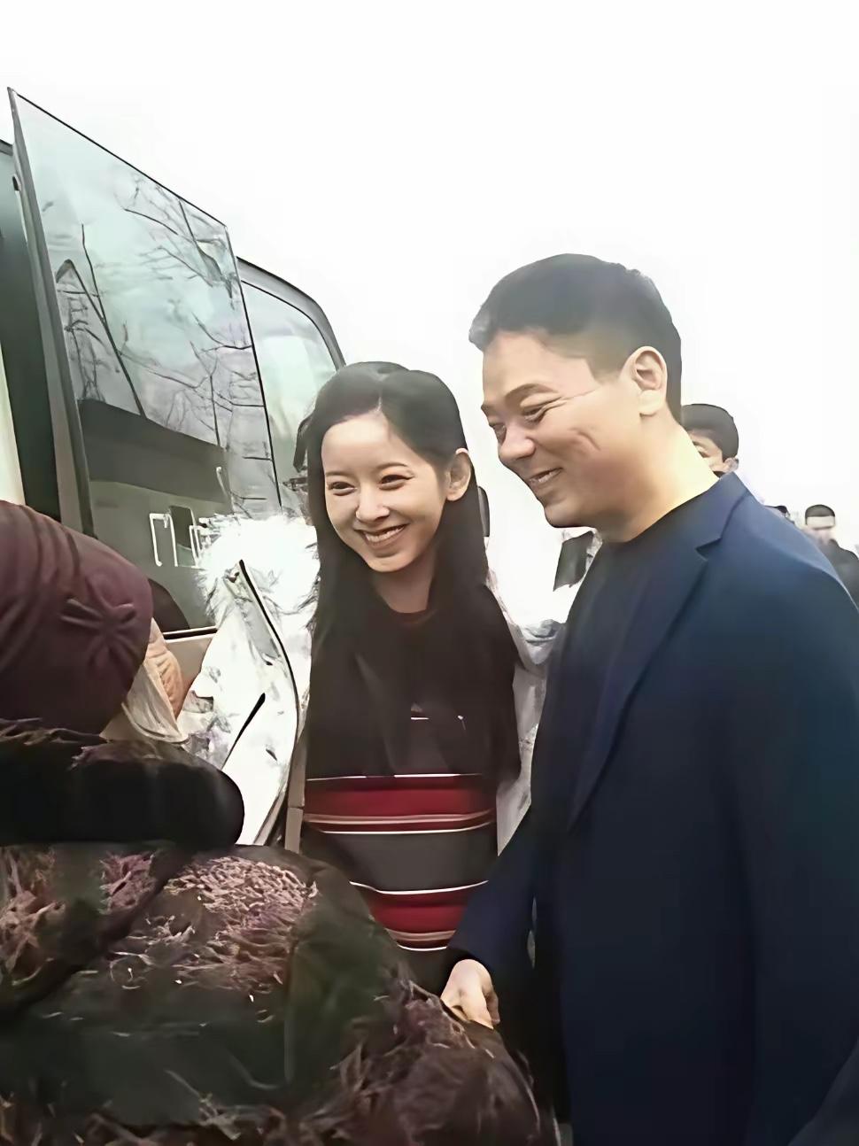 东哥和章泽天回老家的照片，和村里老人交流