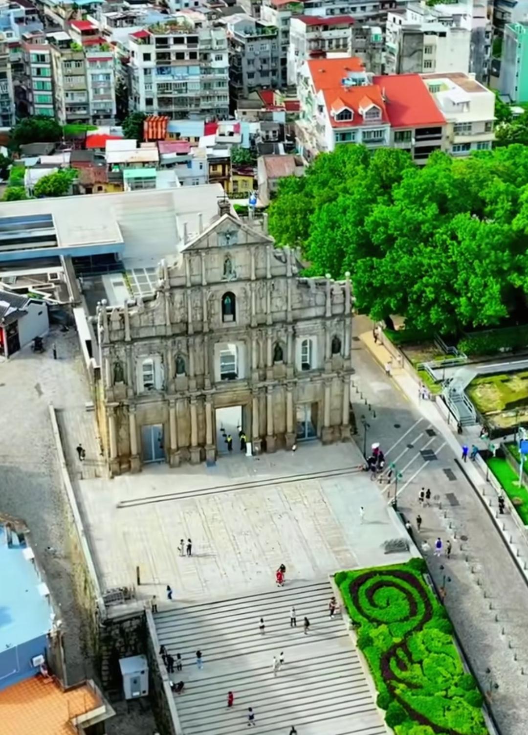澳门，是一座美丽的城市。它的历史，就是祖国领土上的一段特殊插曲。从明朝嘉靖年间开