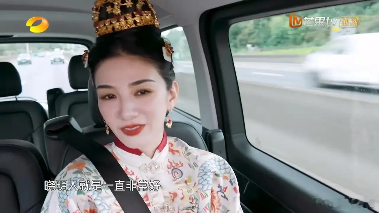 《中餐厅》黄奕说：“晓明人一直非常好，在我有几年不太顺利的时候，每一年都可以接到