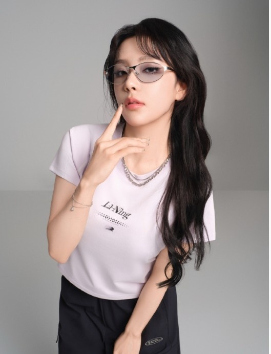 电竞椅上的Rita！Rita晒照：大波浪+墨镜展现御姐风范2026LPL第三赛段