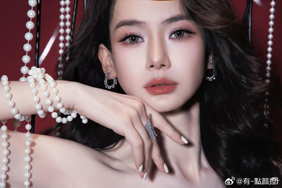 戚薇婚恋观 戚薇说“恋爱是必修课，结婚不一定”，因为婚姻比恋爱更现实。先有面包才