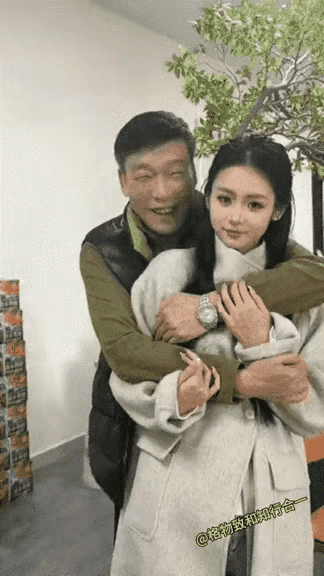 如果是父女，两人的行为举止要注意分寸，如果不是，老男人有福了，女朋友这么年轻漂亮