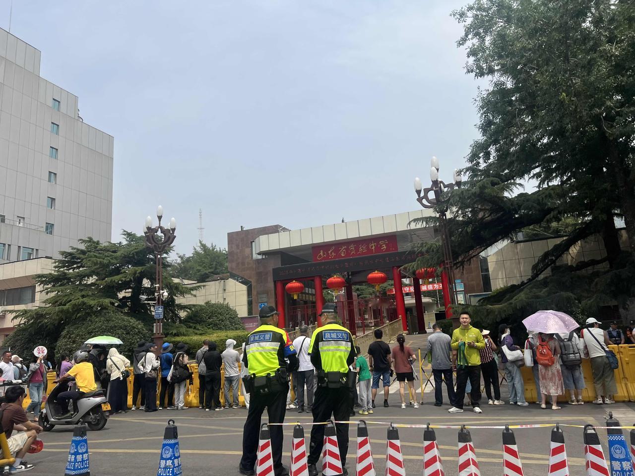 今天经过山东实验大红门，记录下2025高考