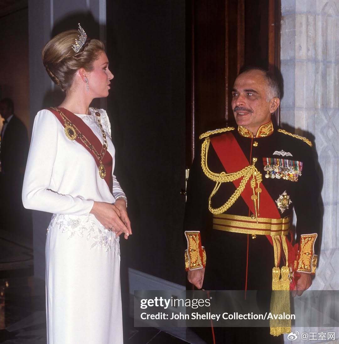 约旦王室 🇯🇴怀念已故侯赛因国王和第四任妻子努尔王后的一些老照片。世界各国王