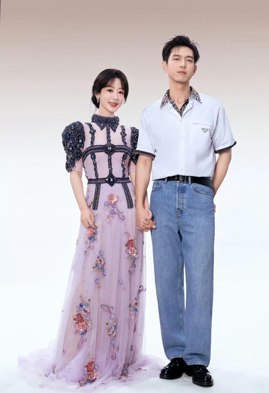 杨紫李现同框，十指相扣的样子好像情侣，浪漫养眼！

除此之外，两人的穿搭也非常的