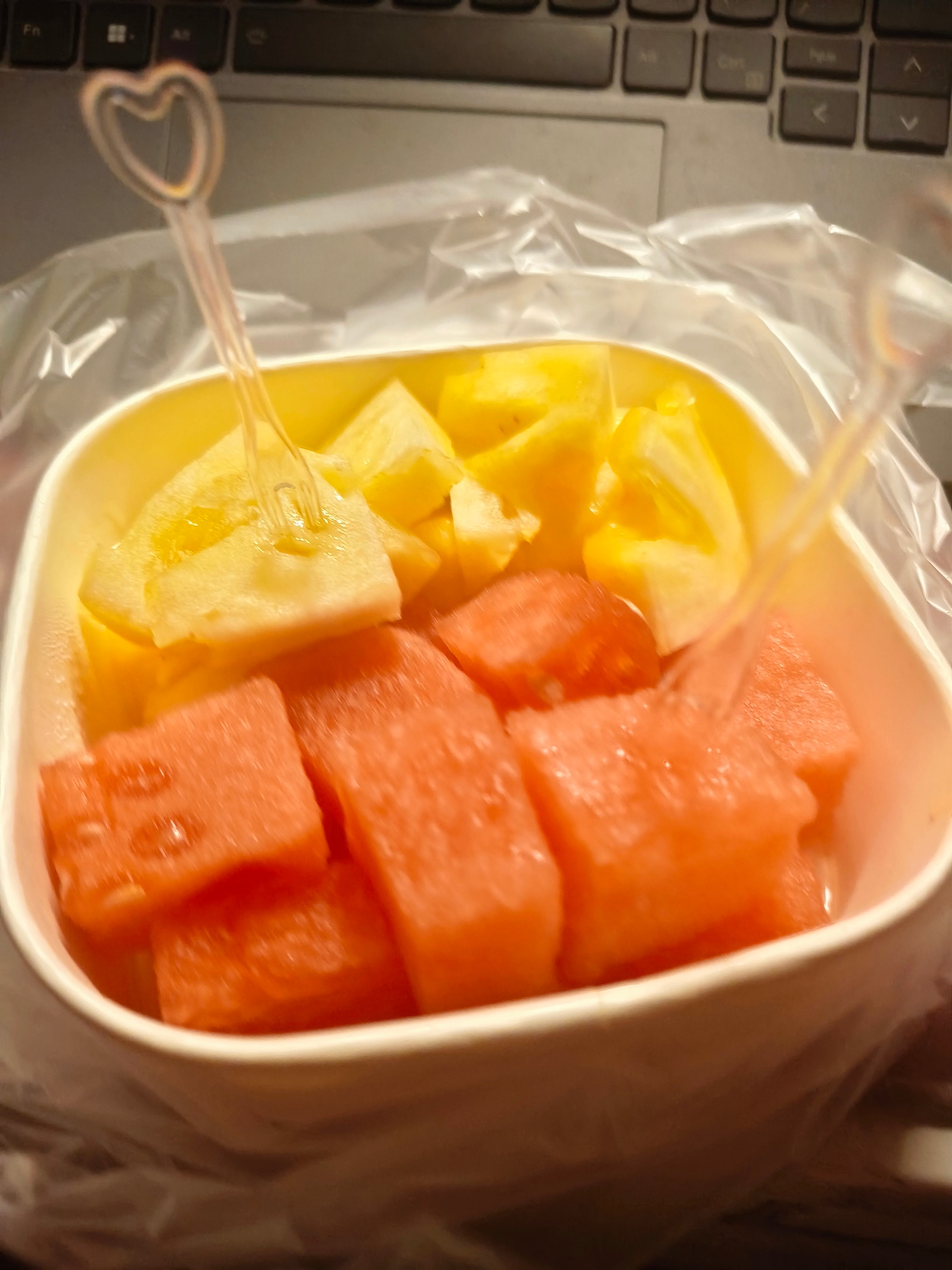 感冒了吃菠萝西瓜安慰自己 