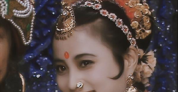 1997年，美女演员李玲玉嫁给犹太富商杰瑞，洞房花烛夜，李玲玉娇羞地说：“你那么