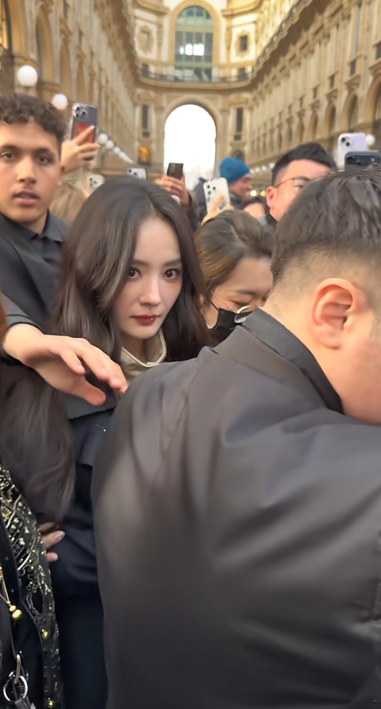 杨幂柳智敏Prada撞衫天呐 杨幂也太火了吧，孩子在国外要被挤成米饼了线下生图又