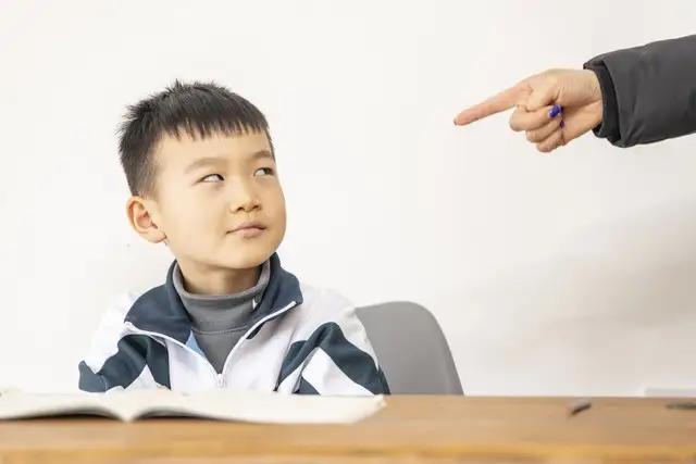 关于学生反咬老师一口，好一招声东击西，佩服佩服。
 这确实是一种巧妙的“声东击西