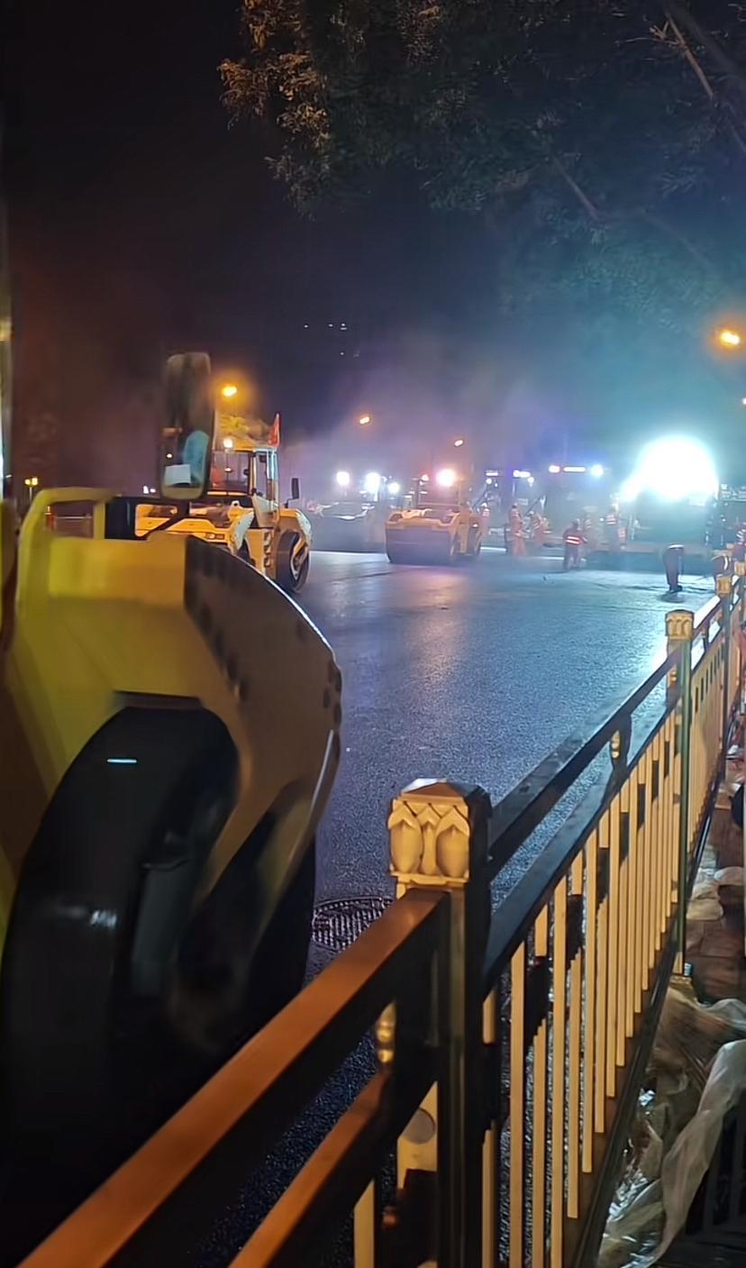 看看什么是速度，什么是基建狂魔，什么是大兵团作战，一夜之间长安街铺的展油活水，天