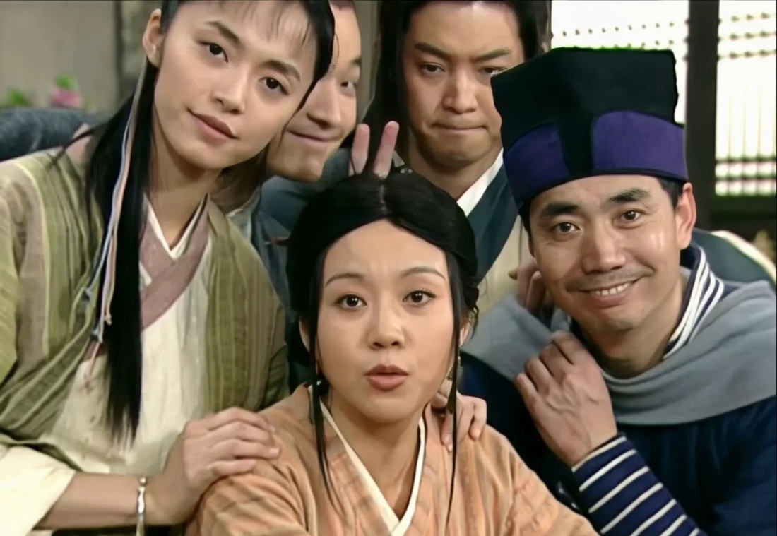 武林外传有一种直击内心的温暖，特别喜欢武林外传，感觉客栈里面氛围特别好，特别是大