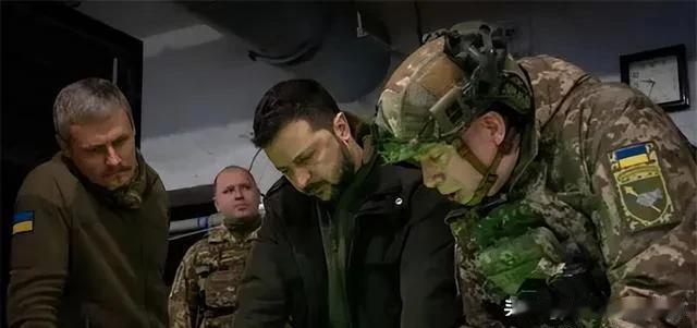 震撼全球！普京下令“复仇不隔夜”，基辅地铁站成避难所？
 
基辅地铁站挤满逃难者