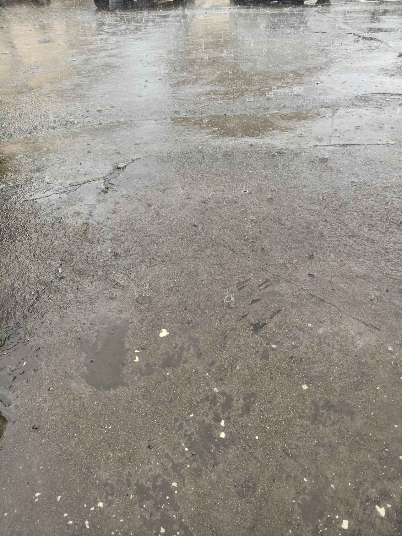 天津的天气是怎么回事，天津今天又下雨了，而且雨下的还挺大，下的挺急，居然下冰雹，