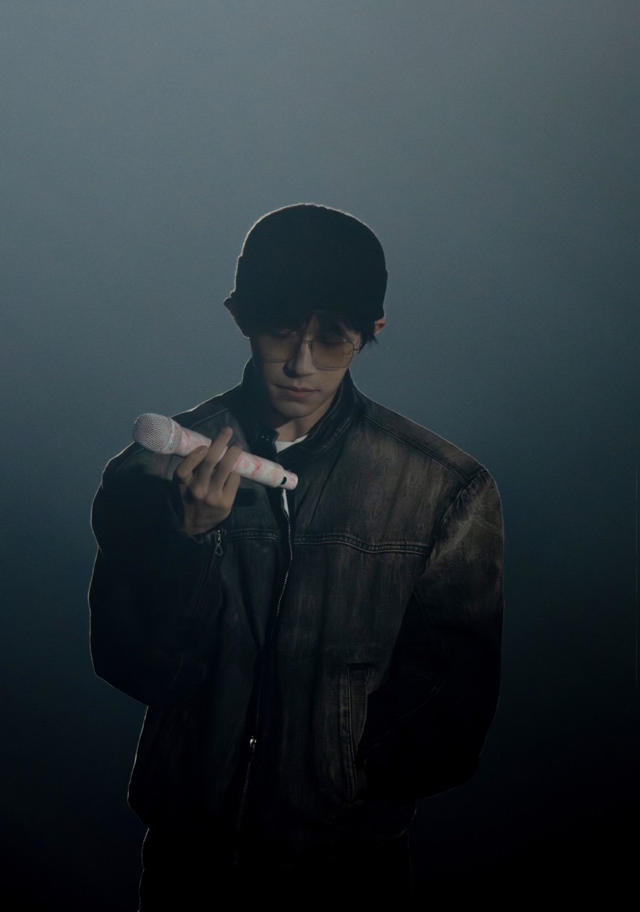 易烊千玺毛线帽眼镜造型易烊千玺酒醉的探戈彩排图摊牌了！这是我最爱的一组彩排图～氛