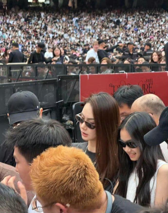 戚薇李承铉女儿11岁近照   戚薇李承铉一家三口去看了蔡依林演唱会，11岁的lu