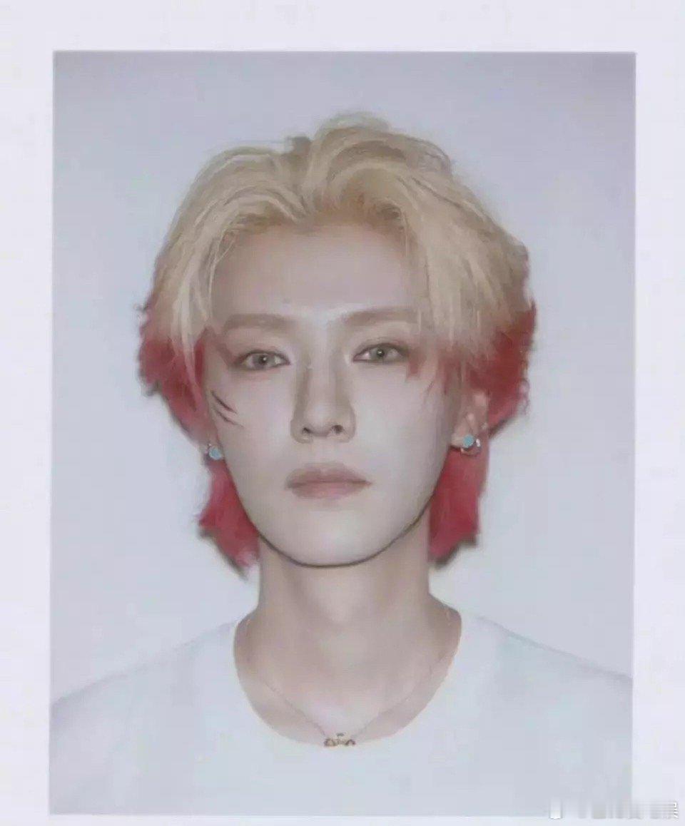 把鹿晗和其他明星撕拉片放一起违和吗？ ​​​