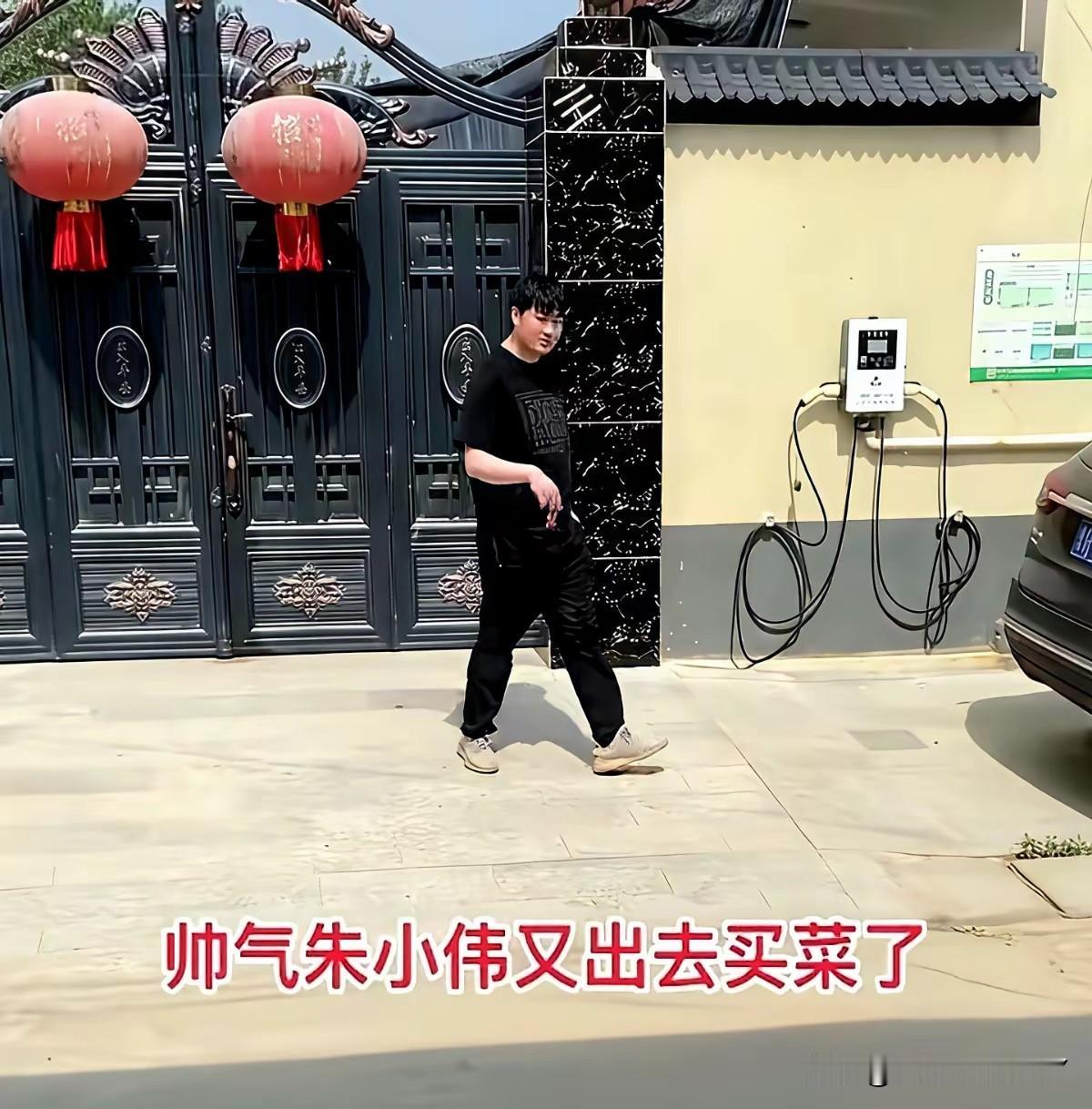 很多人不看好大衣哥的儿子朱小伟，其实这正是其的聪明之处，面对着复杂多变的社会，有