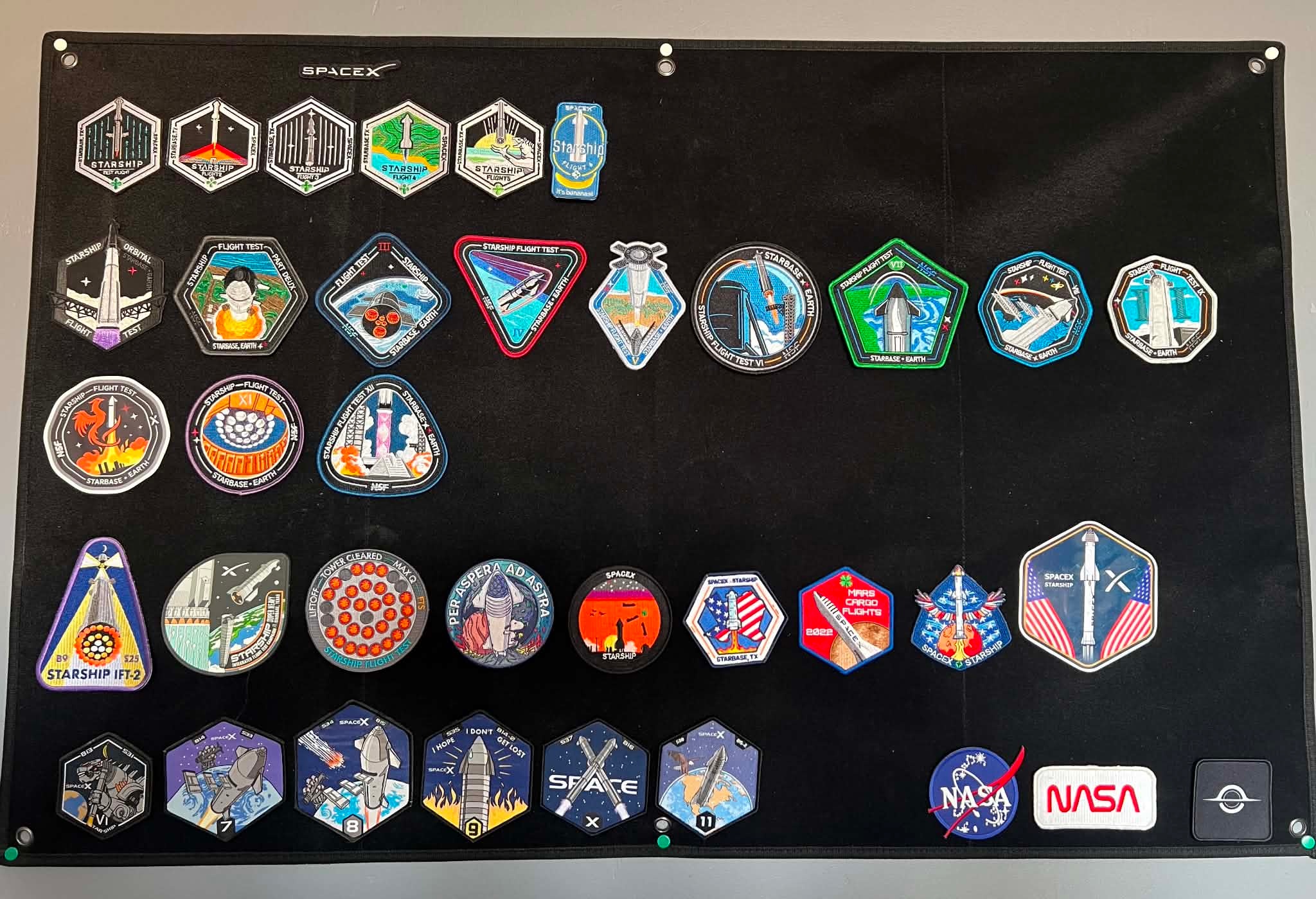 商店上架的星舰12飞任务徽章，图3是前11次的，一同上线的还有【图4】体恤衫和【