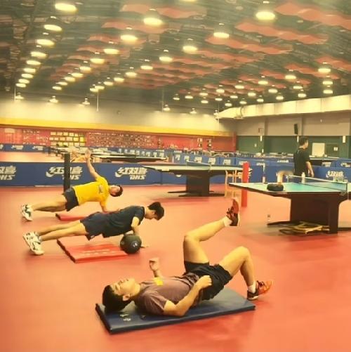 国乒男团的训练，不只是单纯练打球。
 
非常看重实战对抗模拟，队内高手互相切磋，