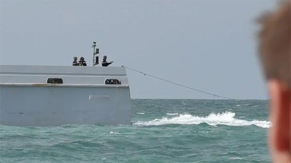 英吉利海峡17声枪响，法国军舰不警告，直接朝英国议员"开火"，巴黎已读不回。
7