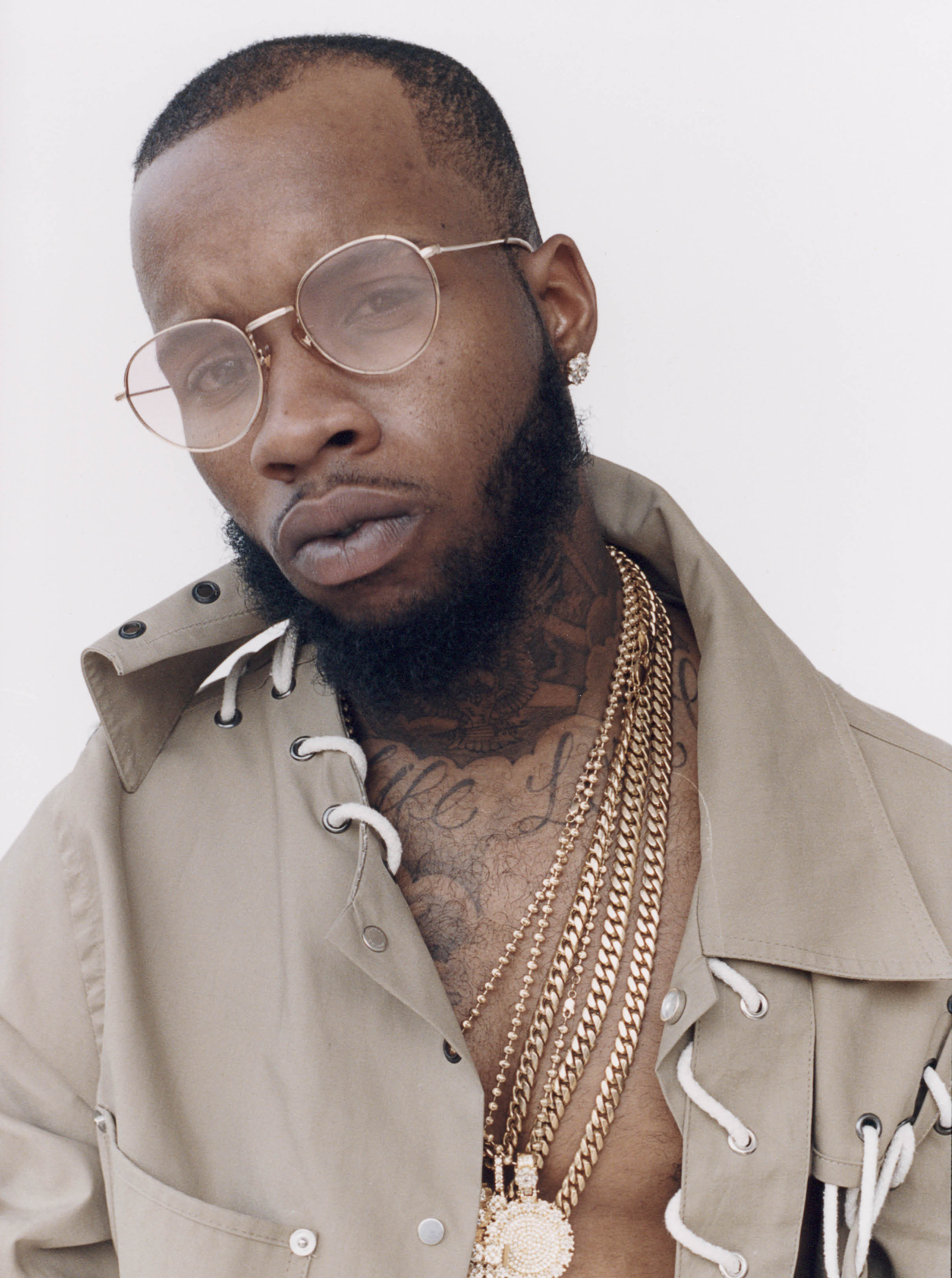 据TMZ获取法庭文件报道，Tory Lanez 正向联邦法官申请针对一名狱警的限