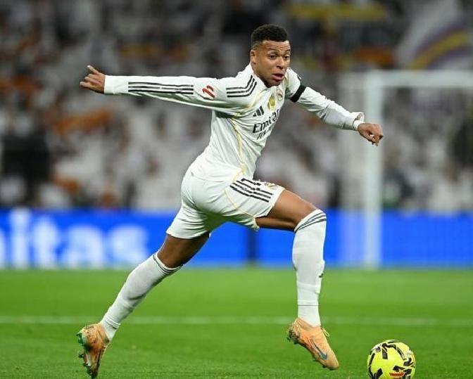 皇马主场3红牌，0-2不敌塞尔塔11连胜终结，阿隆索造19年耻辱纪录
皇马又栽了