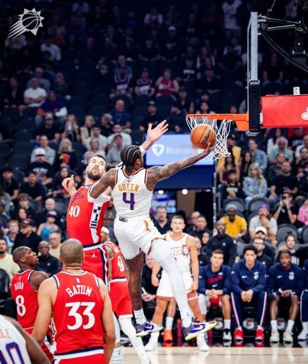 杰伦·格林在太阳首秀炸了，22分钟轰29分，正负值+30，全队最猛。
火箭拿他换