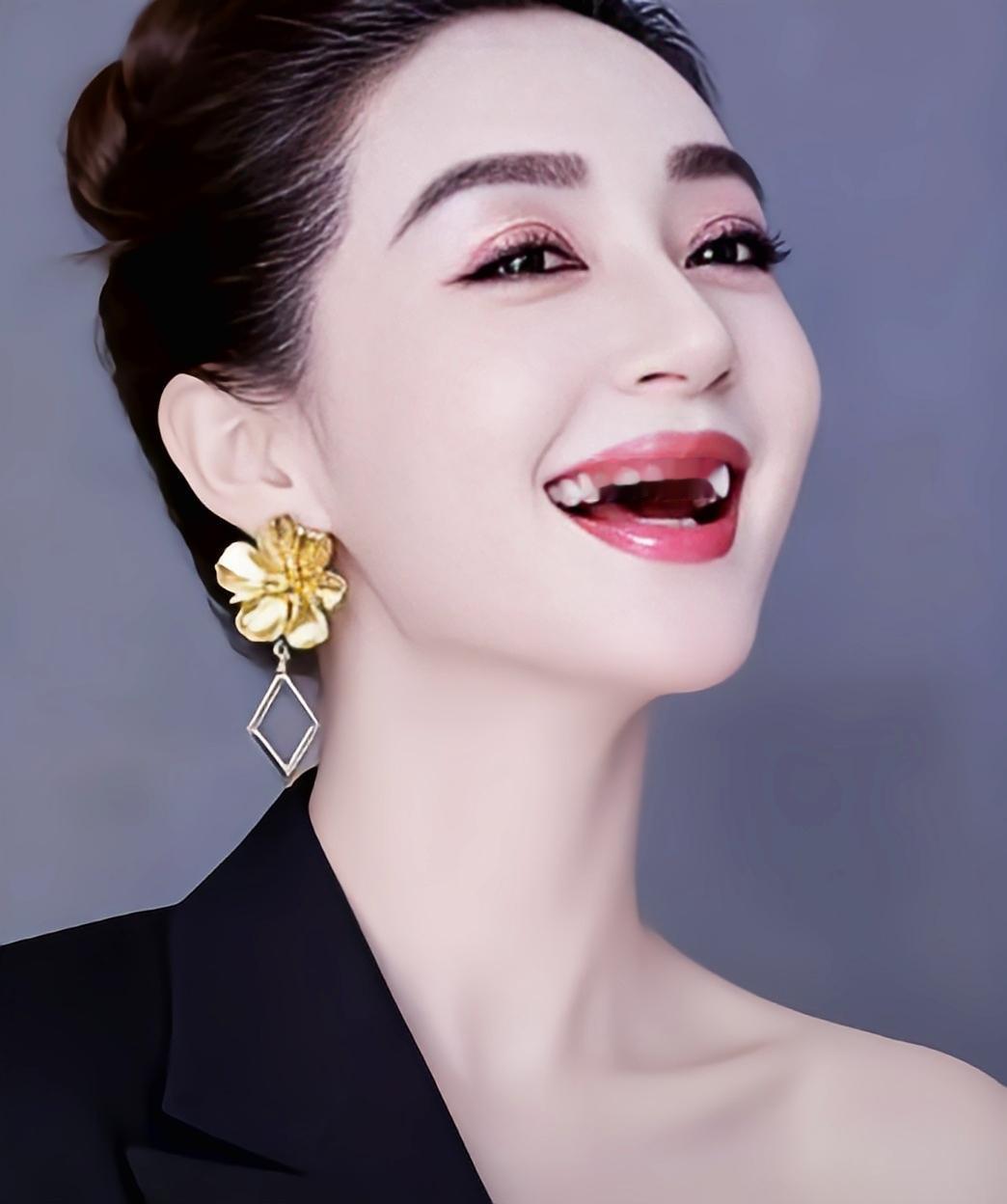 做人实不易，
在家庭中更是如此。
夫妻之间家庭地位，
相互平等至关重要。

曾有