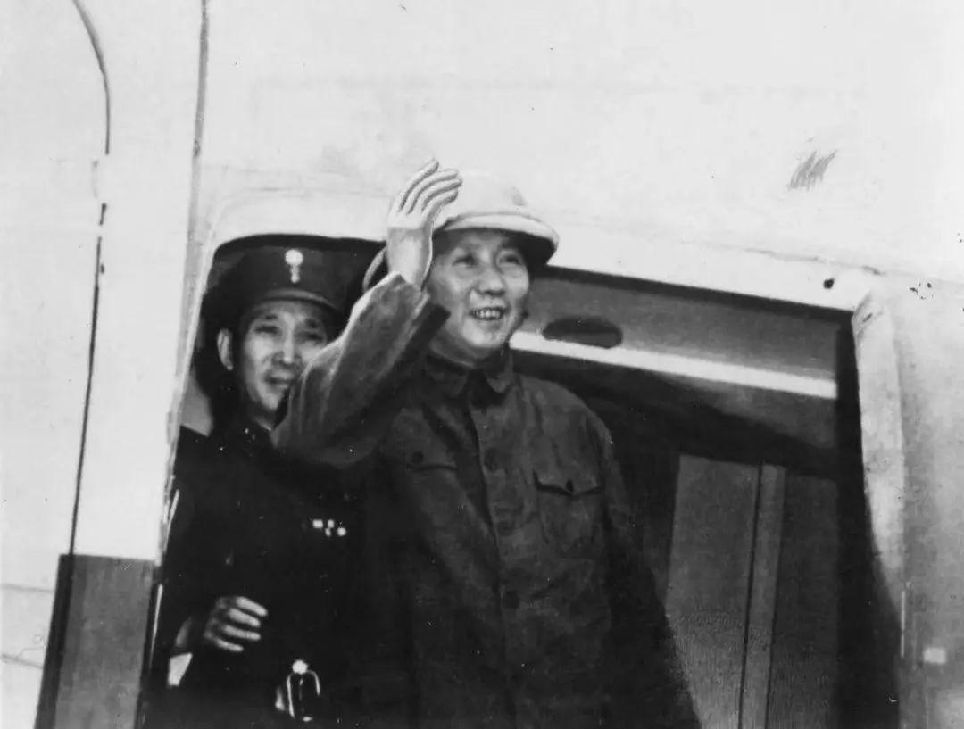 [太阳]毛主席为什么不坐飞机？普遍说法是因为主席曾在飞机上经历了一次险情，但20