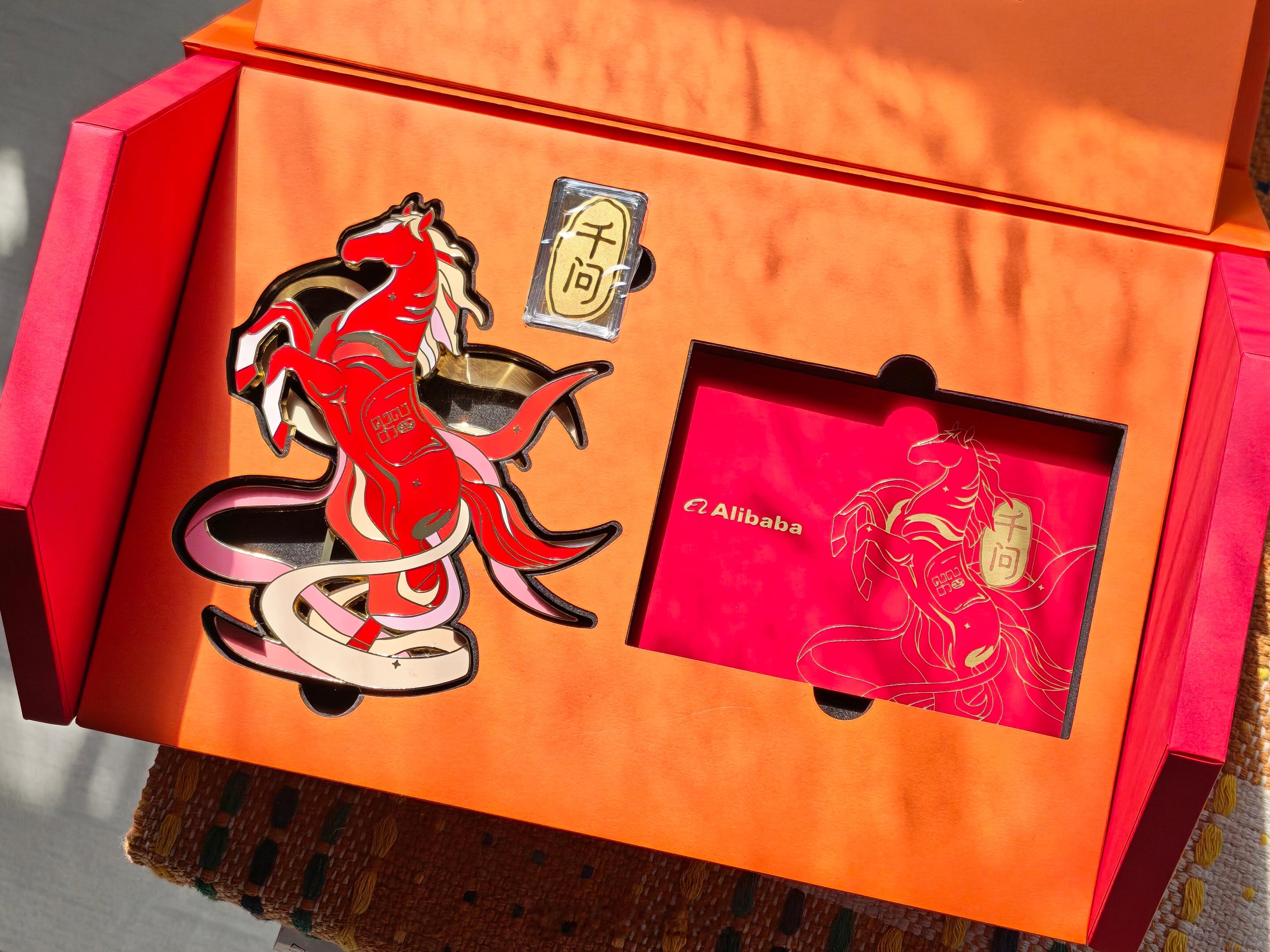 感谢阿里的朋友！收到阿里巴巴 2026 年马年新年礼盒啦橙金配色这质感就很不错！