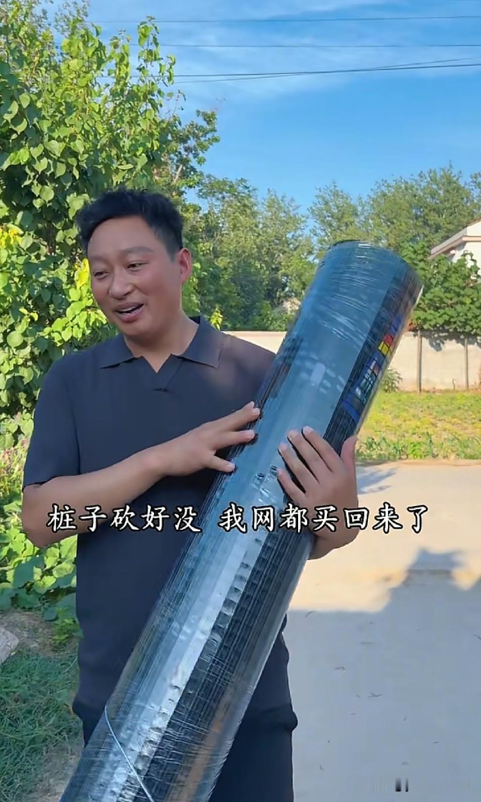 当初树兰执意要在门前挖池塘种荷花，老表劝解无数次，树兰任然觉得不碍事、没问题，老