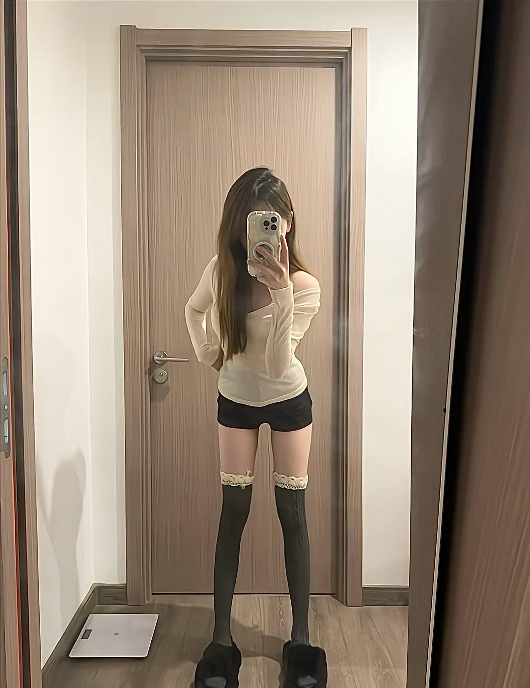 不经意露出的肩线，藏着小心思。 ​​​[奥特曼]  ​​​