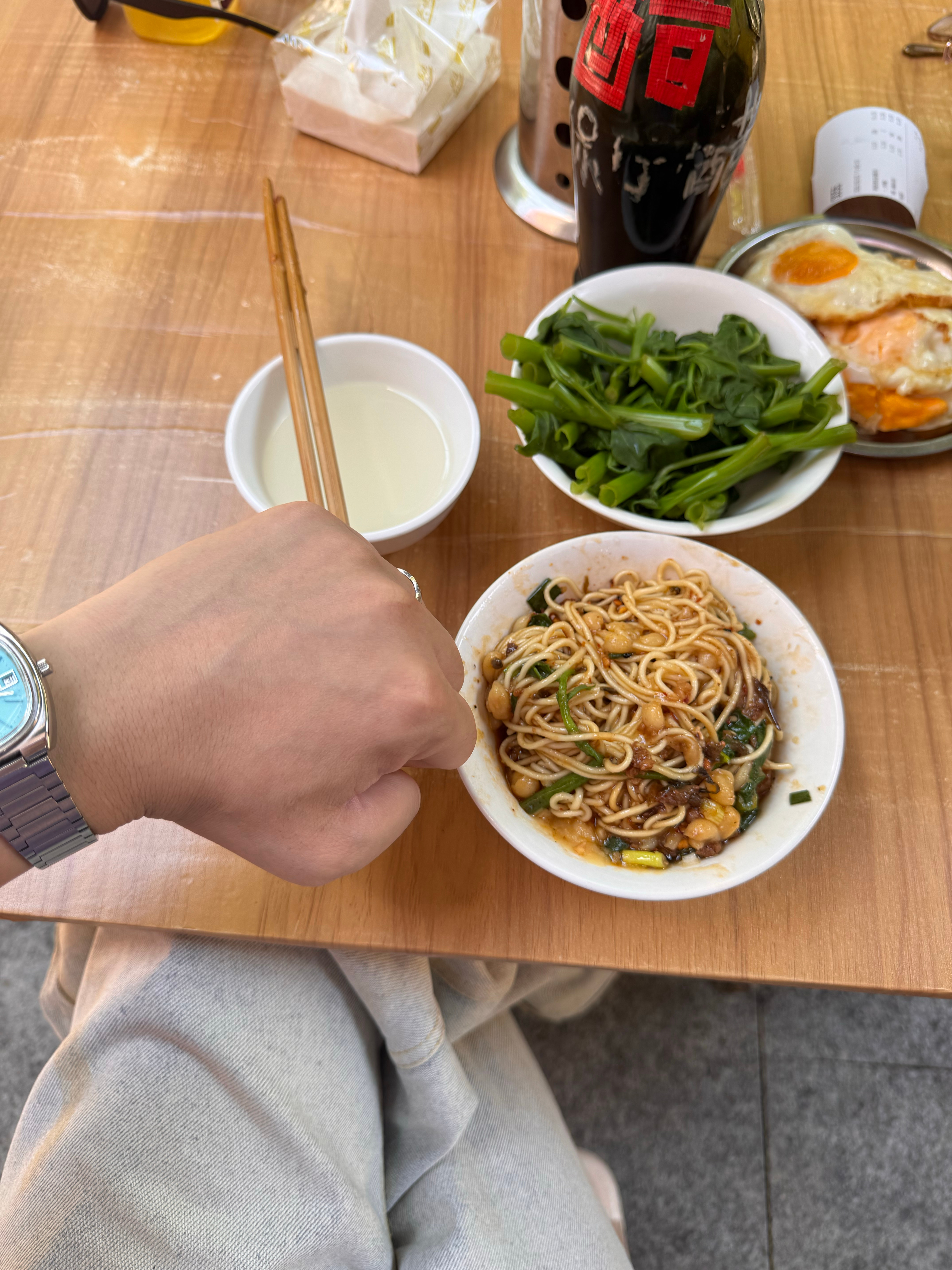 吃了1两碗杂面*2，加2两抄手，加煎鸡蛋，加牛肉，加青菜，太好吃了！就是不胖我胖