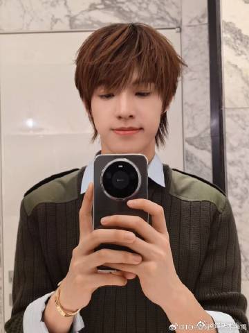 张泽禹回应首张实体专辑张泽禹发文感谢粉丝 终于盼到张泽禹的首张实体专辑咯！他发文