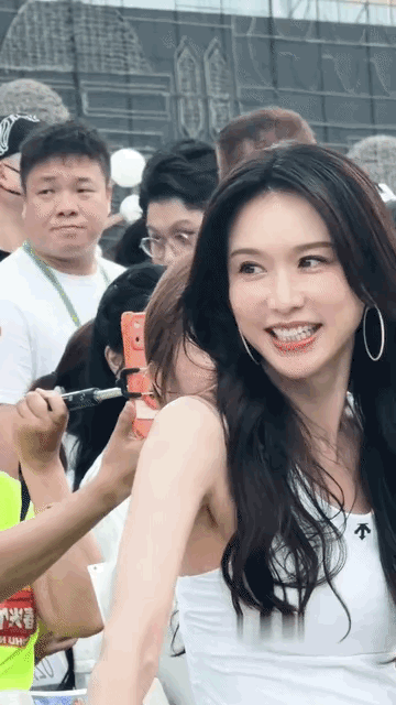 镜头下林志玲和黄晓明牵手，这幅画面竟然拍出偶像剧的感觉。志玲姐姐都50好几了，还