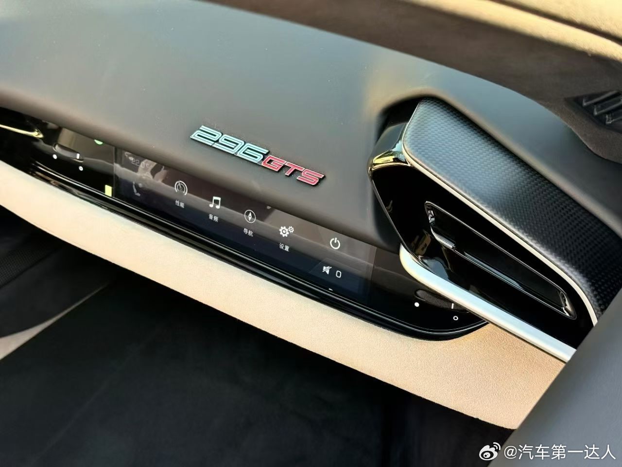 法拉利 296 GTS，原厂蓝色车漆 / 白色内饰 