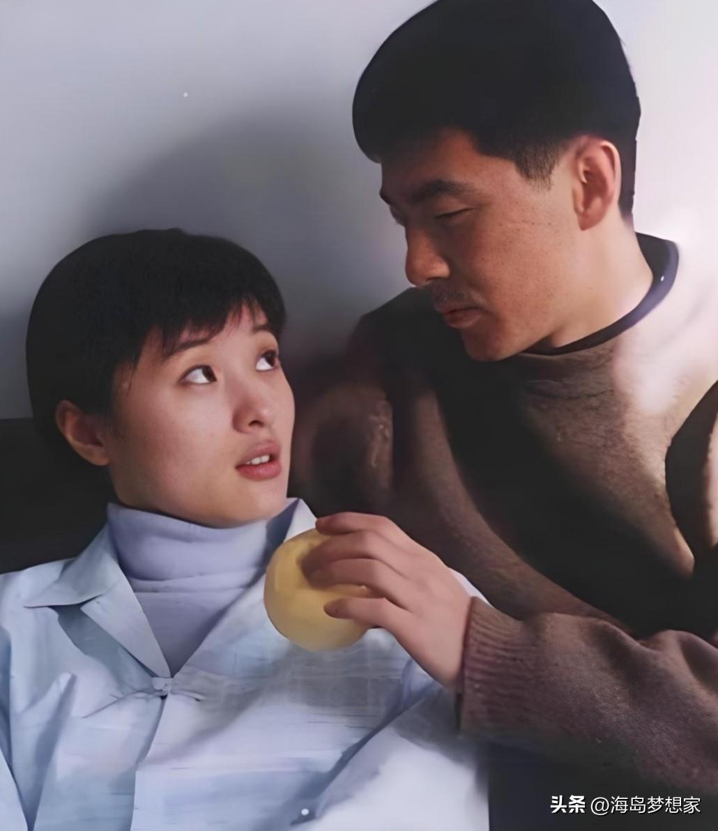 2000年，电影《菊花茶》的片场，陈建斌遇见了吴越。

那时陈建斌还在小剧场演话