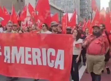 美国百分之一的人掌握着美国百分之九十的财富，那么美国的那些穷人为什么不拿起自己的