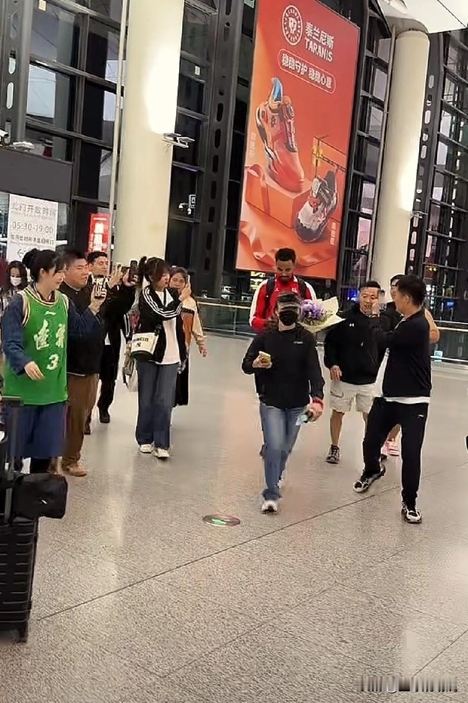 华子来了兄弟们！爱德华兹昨晚间抵达沈阳！

辽宁男篮球迷新赛季有福了，克里斯刚到
