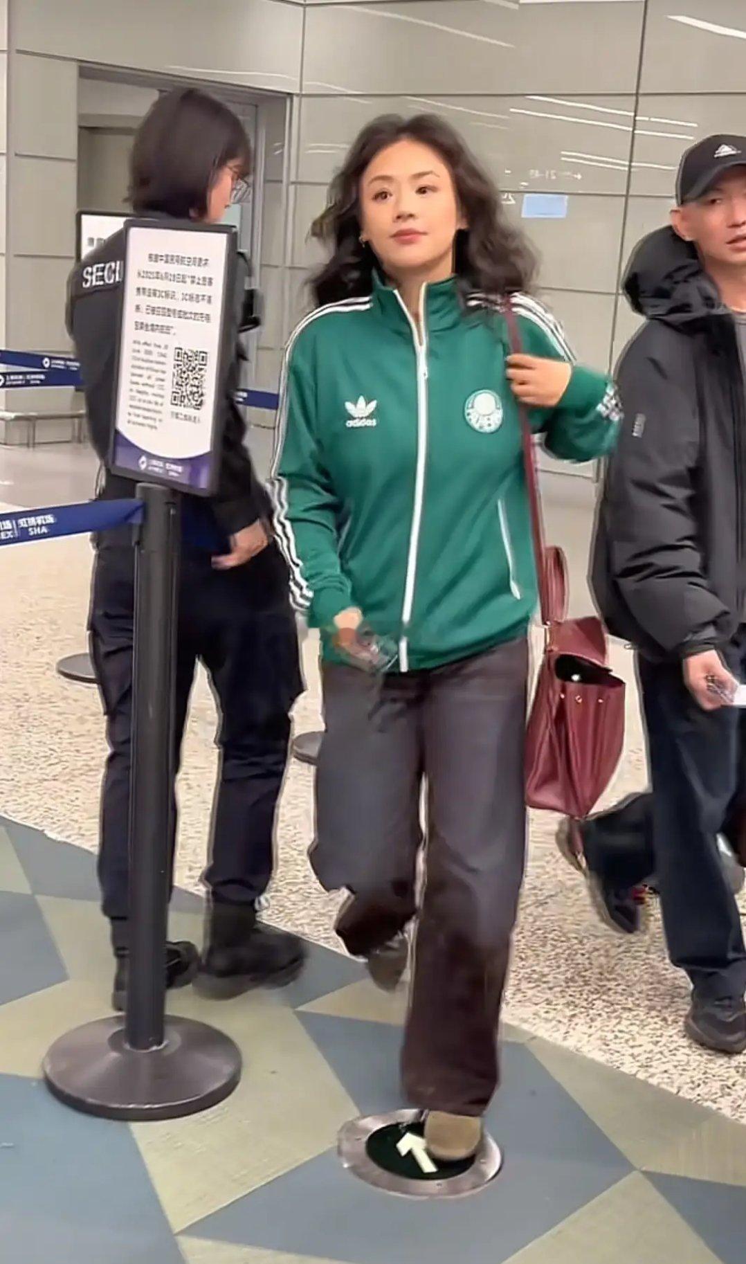 37岁马思纯机场穿搭：微卷发+夹克外套+阔腿裤，笑起来好阳光 