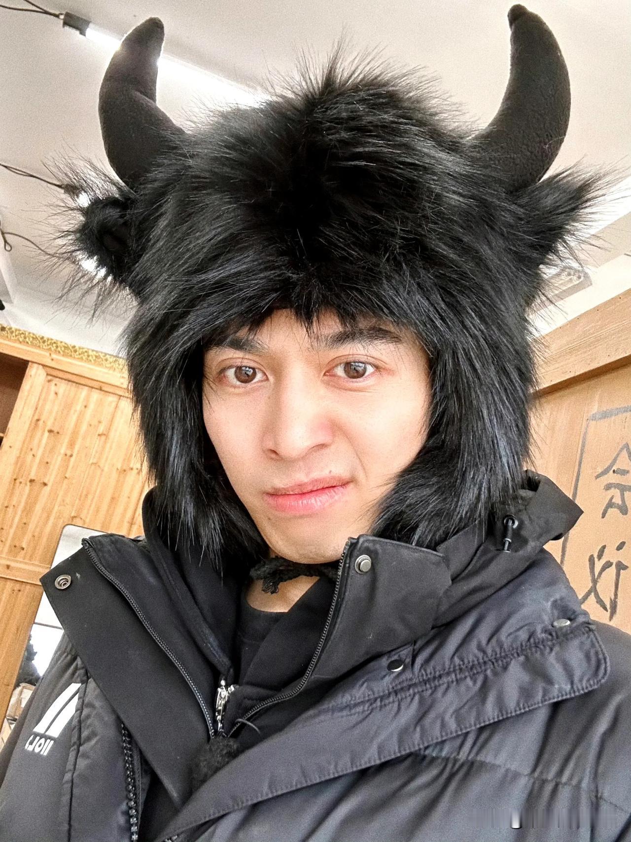 当大家都以为李耕耘开始进组拍戏时，他却出现在了重庆江北机场，这又是闹得哪一出呀，