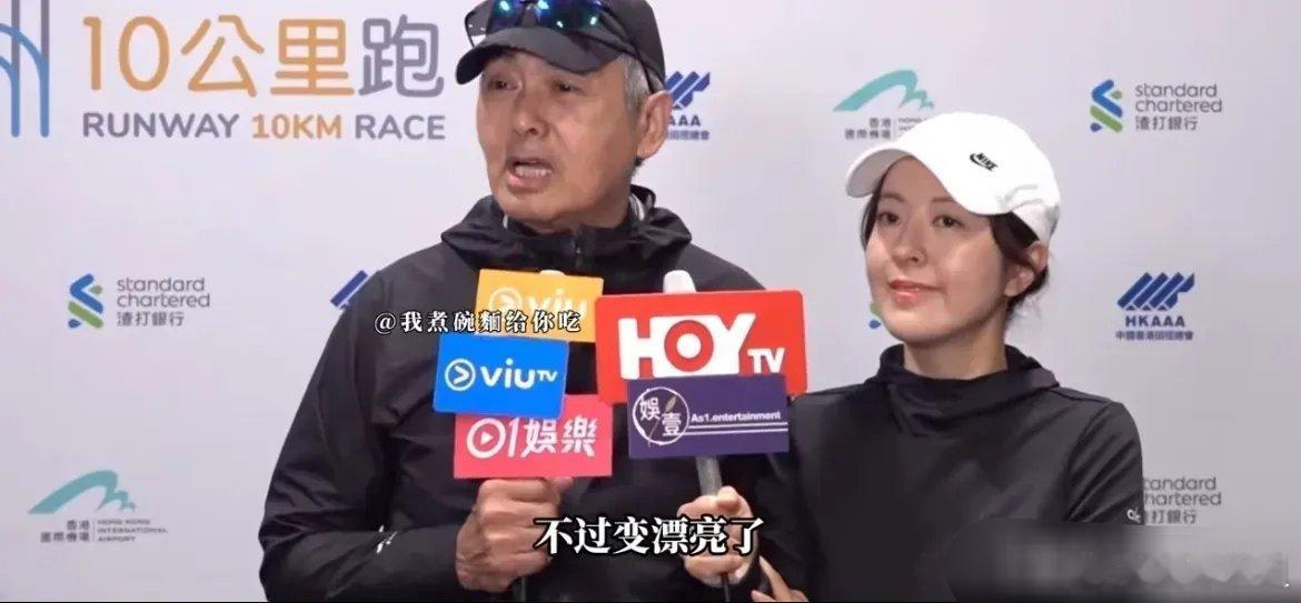 周润发说权志龙变靓女了见面时 权志龙 粉色外套，花衬衫，红头发，耳钉，确实很“靓