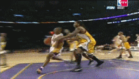 科比这个后仰打板投篮，让两名防守者跳起来封盖也无可奈何！主要是科比还有点滞空！