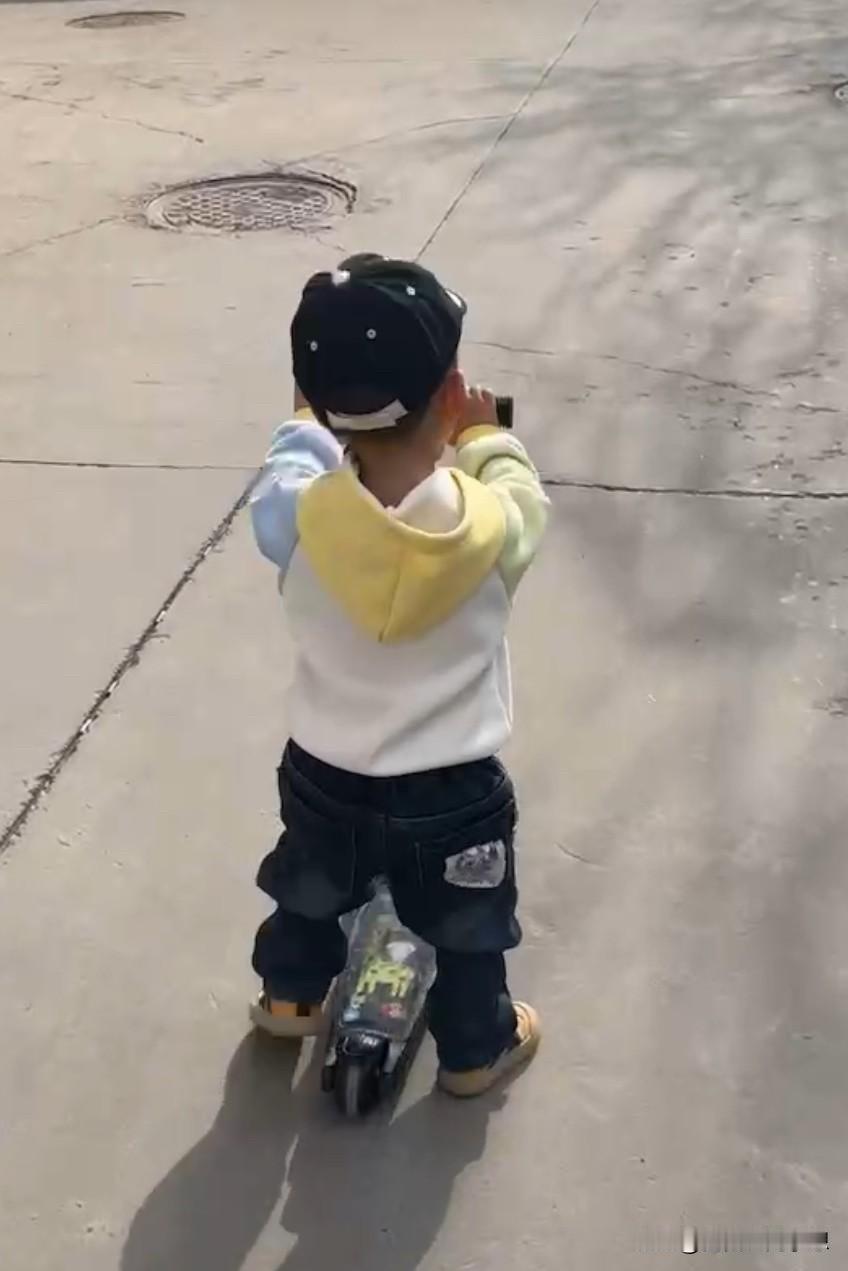 小孩子的世界咱不懂，我很好奇，不认字怎么找到自己会背的古诗的。

小宝从中午十二