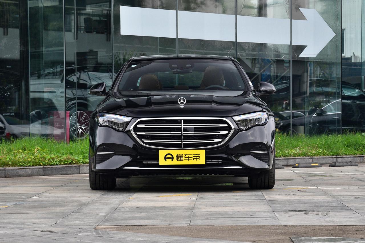 奔驰 E300L 常被称为打工人买车的天花板，这个说法真的很贴切。立标车型尊贵感