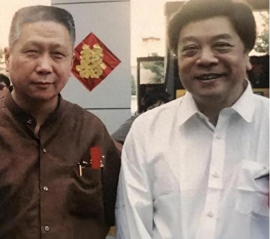 著名主持人赵忠祥有一次到潘家园捡漏，相中一根明代玉管，摊主要价2万，但赵忠祥斩钉
