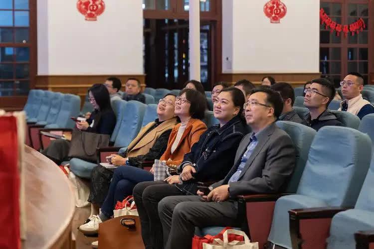 为什么中国对美国开始强硬了起来？说白了，中国对美国强硬，就是要让美国走上苏联的老