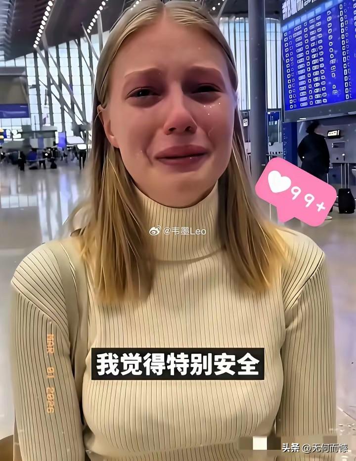 这个两个漂亮的外国女孩哭的梨花带雨，非常的伤心，非常的难过，她们为什么这么苦呢？