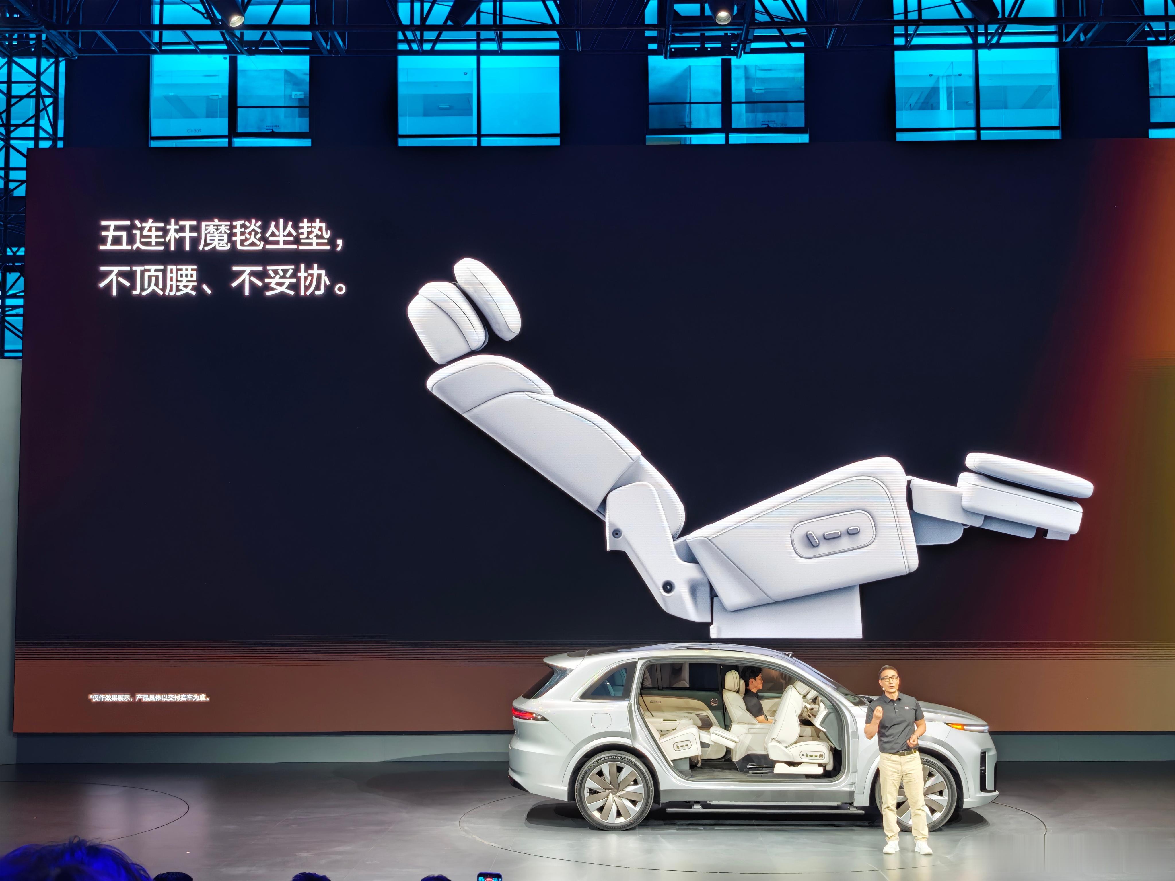 全新L8 二排坐高360mm，后排支持零重力座椅，之前线下试了下，确实是目前体验