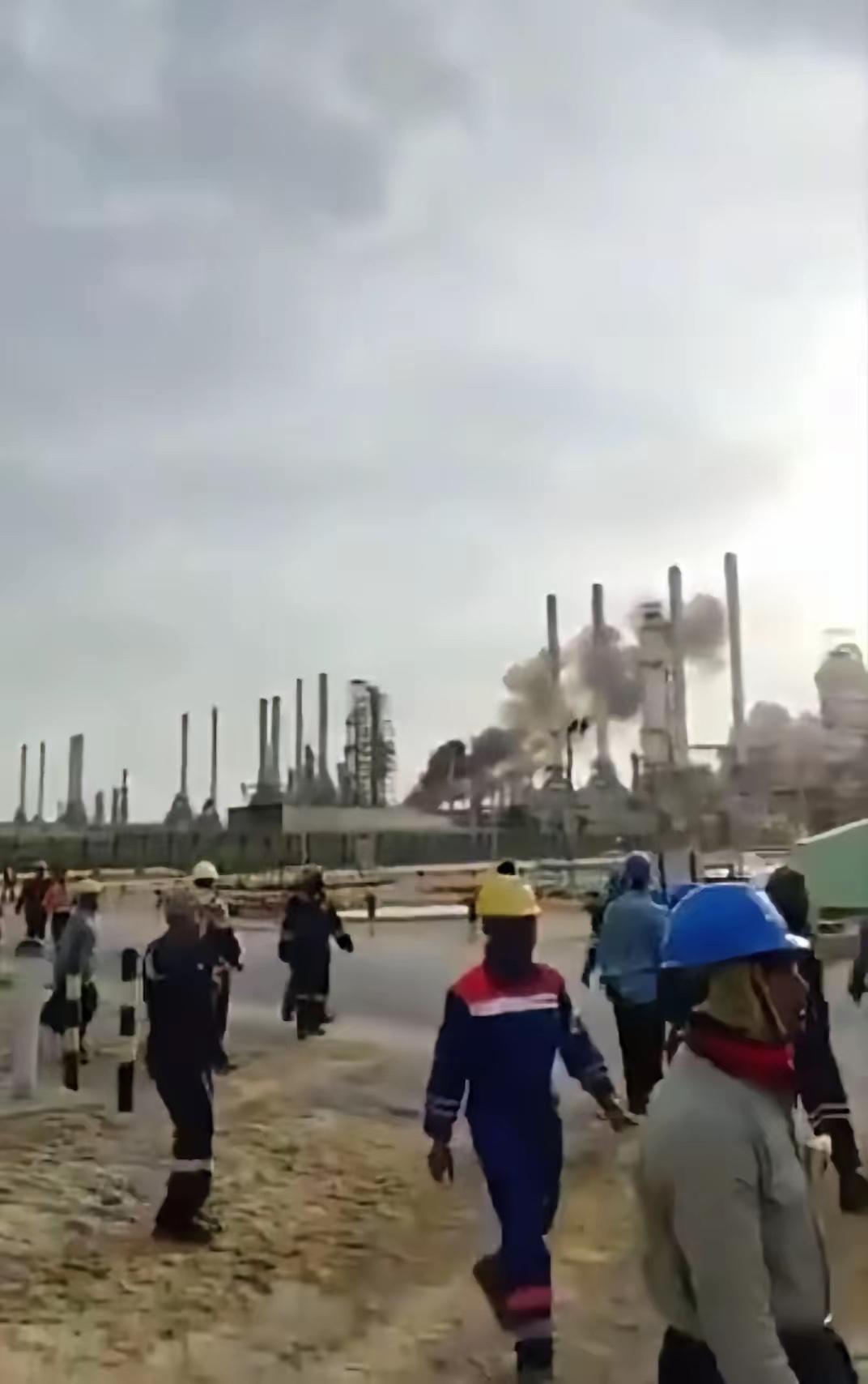 伊朗政府证实，伊朗伊斯兰革命卫队向阿联酋富查伊拉石油码头发射了导弹和无人机，作为